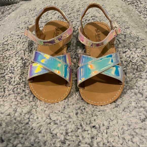 GIRLS SIZE 9 IRIDESCENT SANDALS - Picture 3 of 7